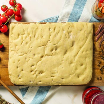 Scopri la base per focaccia e base pizza rettangolare precotta di Quelli della Pizza. Fragranza e morbidezza ad ogni morso.