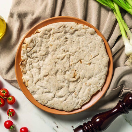 Scopri le basi per pizza ai multicereali con farine integrali di Quelli della Pizza.Impasto steso a mano e precotto.